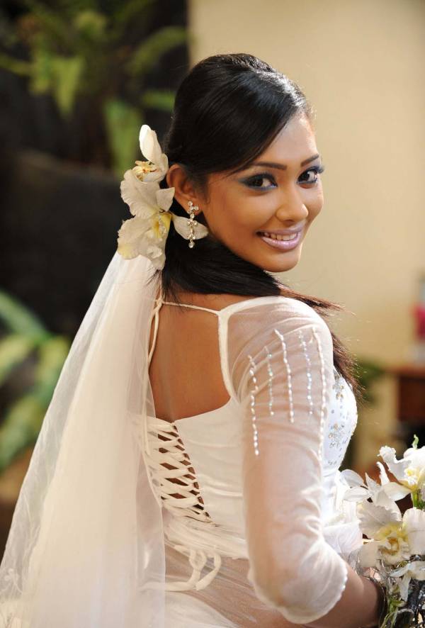 yureni noshika in sri lankan country bridal dress